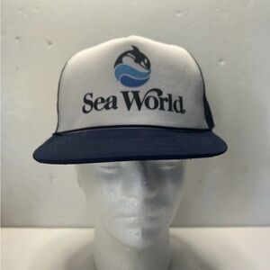 Vintage 1980's Sea World Patch Snapback Trucker Hat Cap. Great condition